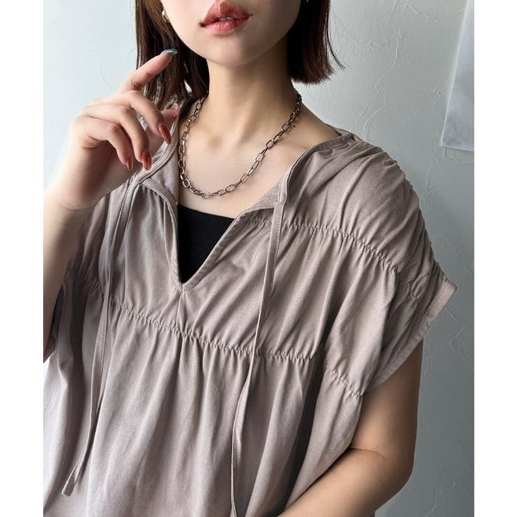 グレイッシュベージュ | 着るだけでオシャレ度ワンランクアップ。綿100％シルケット加工シャーリングトップ… | Classical Elf 