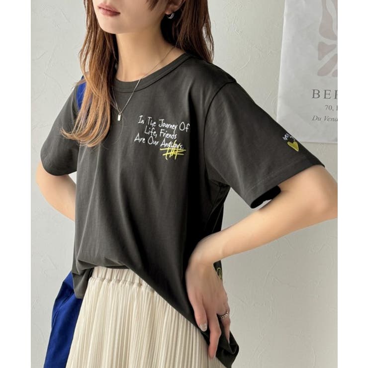 装飾されたコットンTシャツ アートのように刺繍が映える。オーガニックコットン100%らくがき