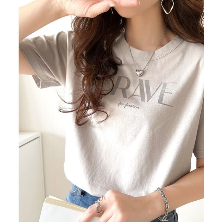 グレイッシュベージュ | 垢抜けた大人カジュアル。オーガニックコットン100％フロッキーロゴプリントTシャ… | Classical Elf 