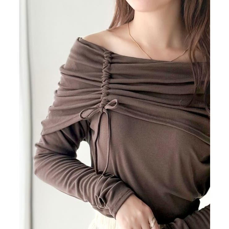 モカ | 程よい肌見せ、ヘルシースタイル。オフショルリボンカットプルオーバー（長袖） | Classical Elf 