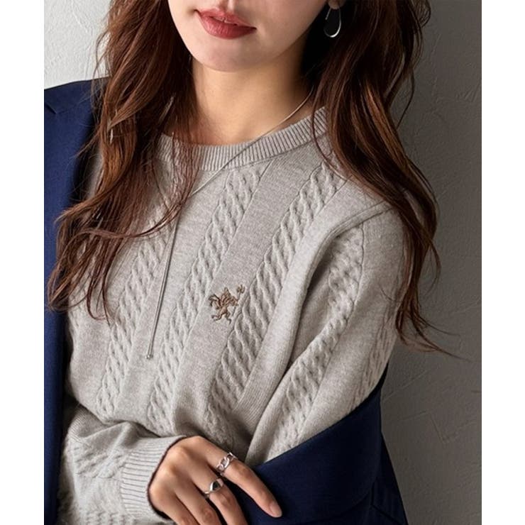 グレイッシュベージュ | 大人のためのコンパクトニット。胸刺繍ショート丈ケーブル編みニット（長袖） | Classical Elf 