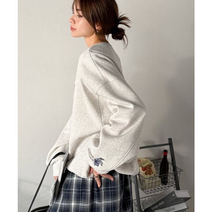 シンプルなのに一際映える。フラワー刺繍裏起毛スウェット | Classical Elf  | 詳細画像15 