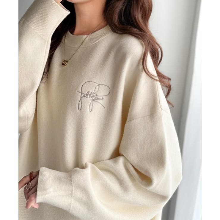 アイボリー | スウェットライクで”魅せる”大人のリラクシーな1枚。胸元サインロゴ刺繍入りニット… | Classical Elf 