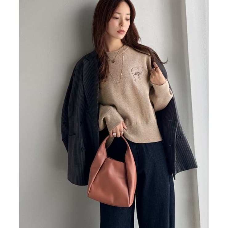 スウェットライクで”魅せる”大人のリラクシーな1枚。胸元サインロゴ刺繍入りニット… | Classical Elf  | 詳細画像19 