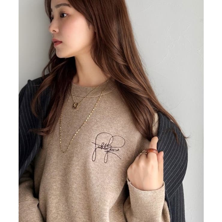 モカ | スウェットライクで”魅せる”大人のリラクシーな1枚。胸元サインロゴ刺繍入りニット… | Classical Elf 