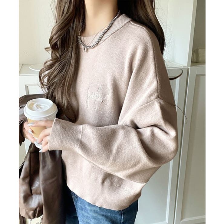 グレージュ | スウェットライクで”魅せる”大人のリラクシーな1枚。胸元サインロゴ刺繍入りニット… | Classical Elf 