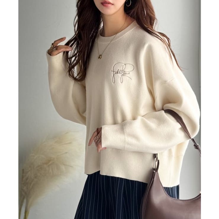 スウェットライクで”魅せる”大人のリラクシーな1枚。胸元サインロゴ刺繍入りニット… | Classical Elf  | 詳細画像1 