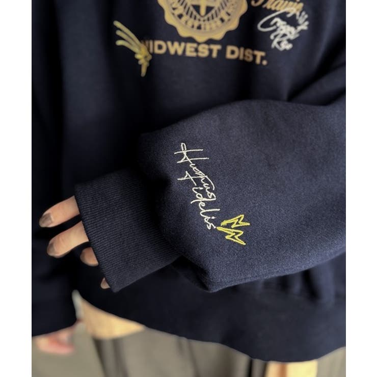 今っぽカジュアルの本命スウェット♪エンブレム風らくがき刺繍