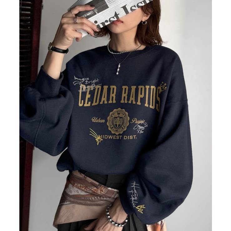 ネイビー | 今っぽカジュアルの本命スウェット♪エンブレム風らくがき刺繍入りフロッキープリント… | Classical Elf 