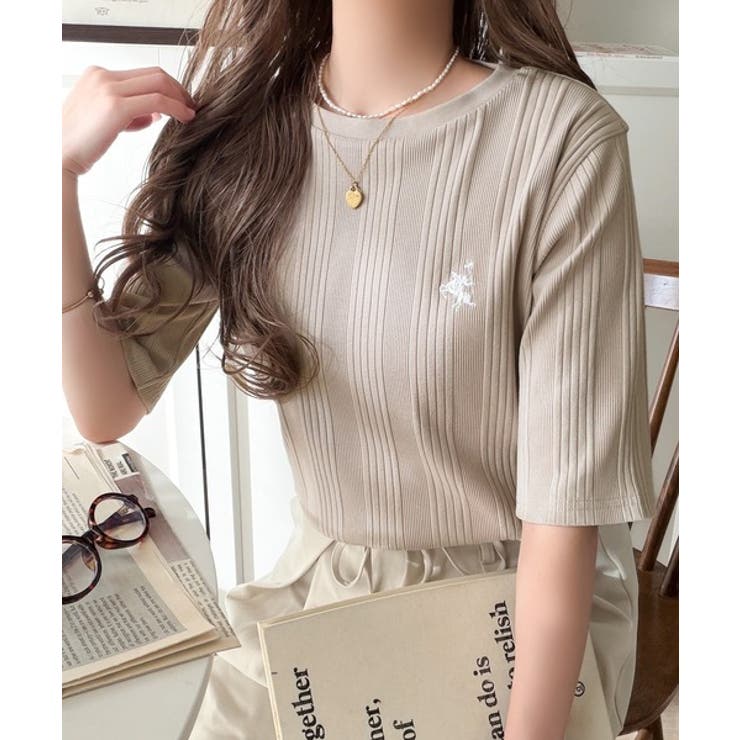 ベージュ | 品よく、すっと、毎日に馴染む。オーガニックコットンランダムリブ胸元刺繍Tシャツ（… | Classical Elf 