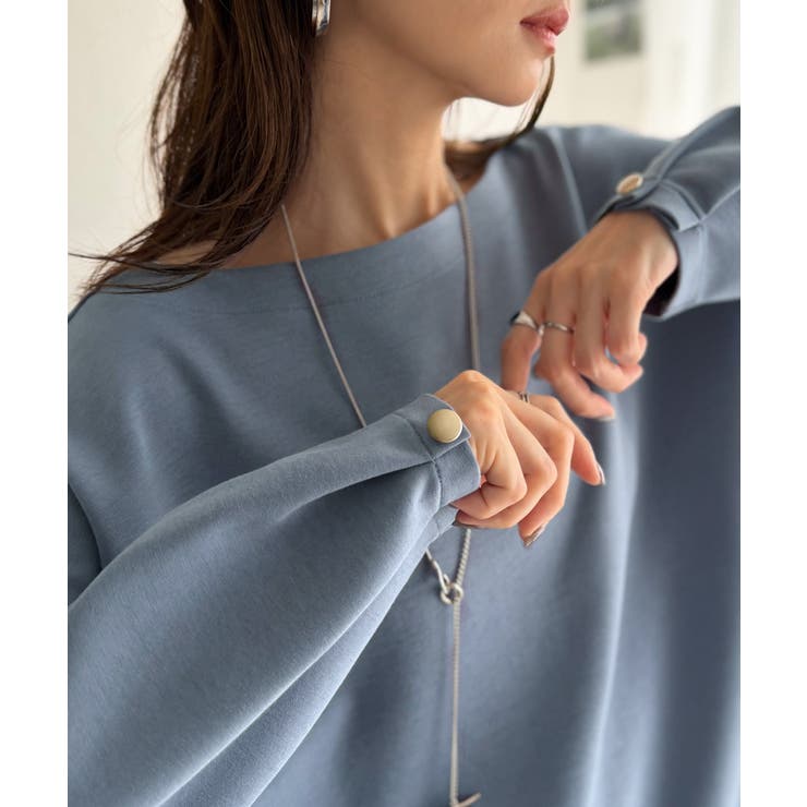 ダスティブルー | 一枚で、品よく華奢見え。袖タック×マットゴールドボタン使い ボートネックポンチ素… | Classical Elf 