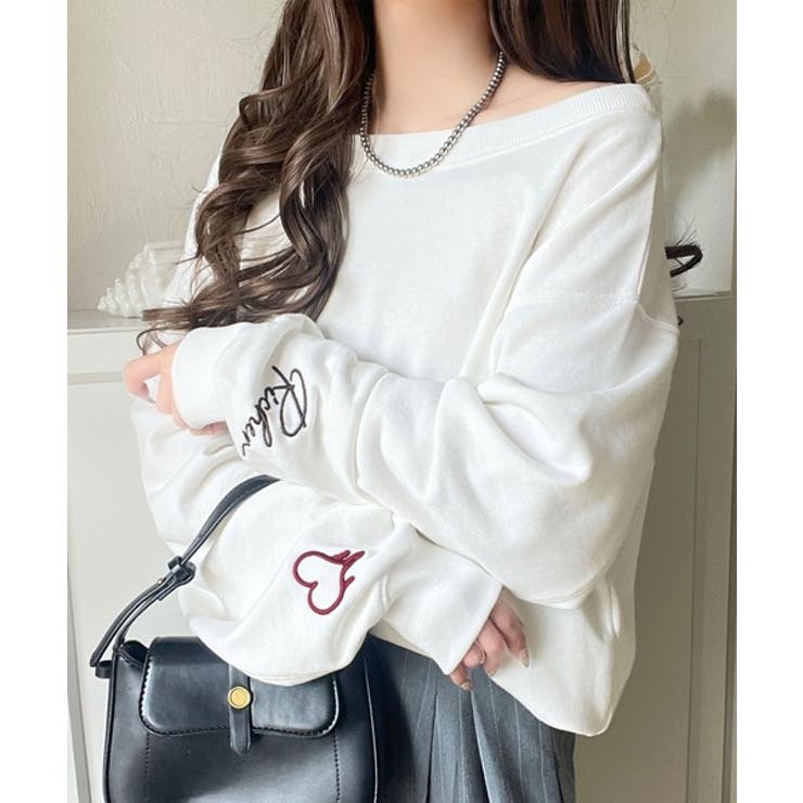 オフホワイト | こなれた主役級の存在感♪袖ハート＆手書き風ロゴ刺繍裏毛オフショルオーバーサイズス… | Classical Elf 