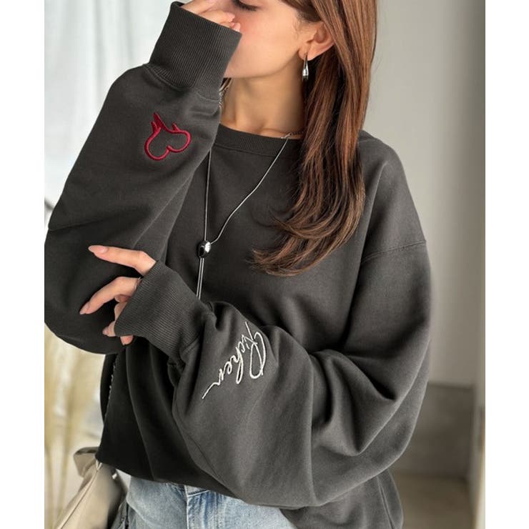 チャコール | こなれた主役級の存在感♪袖ハート＆手書き風ロゴ刺繍裏毛オフショルオーバーサイズス… | Classical Elf 