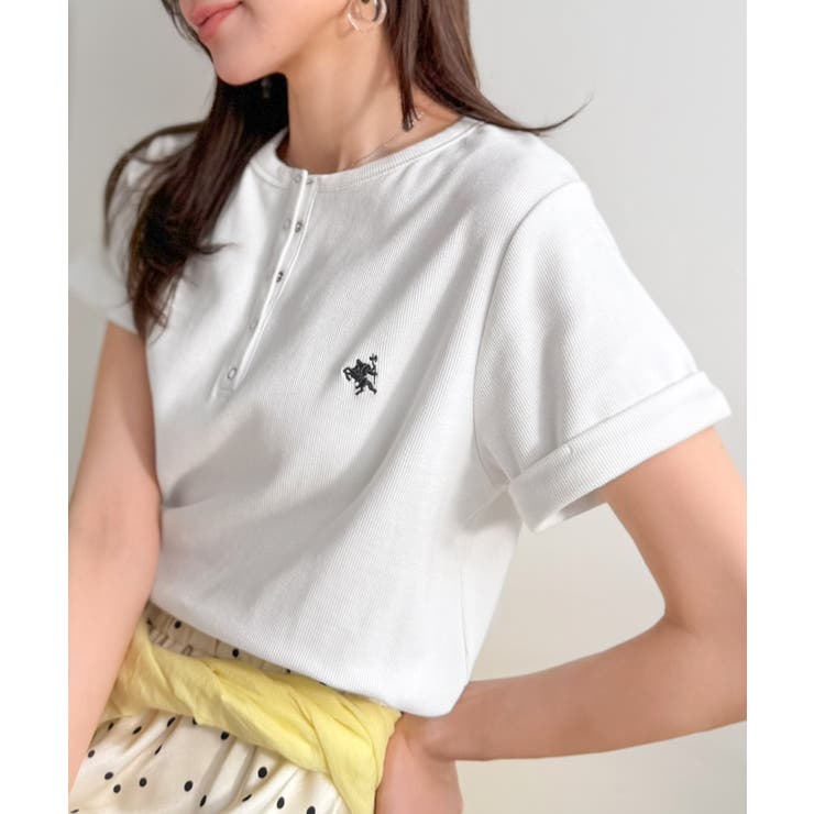 オフホワイト | すっきり華奢魅せ。袖ロールアップ胸刺繍入りヘンリーネックリブTシャツ (半袖) | Classical Elf 