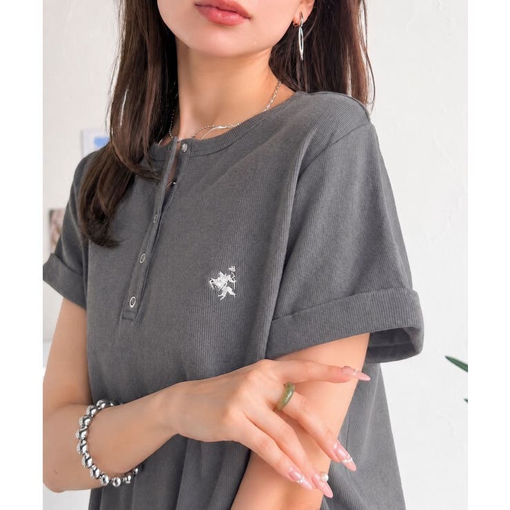 チャコール | すっきり華奢魅せ。袖ロールアップ胸刺繍入りヘンリーネックリブTシャツ (半袖) | Classical Elf 