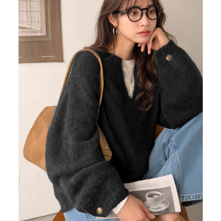 ゆったりふんわり♪シャギーで華やぐ旬顔へ。袖ボタン付きキーネックニット | Classical Elf  | 詳細画像10 