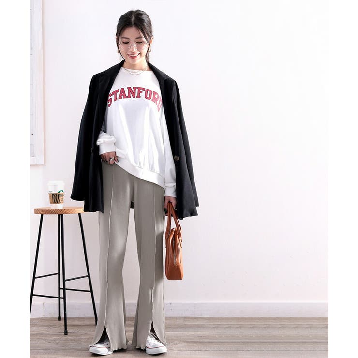 ベージュ スリット入り ニットパンツ スラッと美脚見せ。スリット入りセンターメロウニットリブパンツ