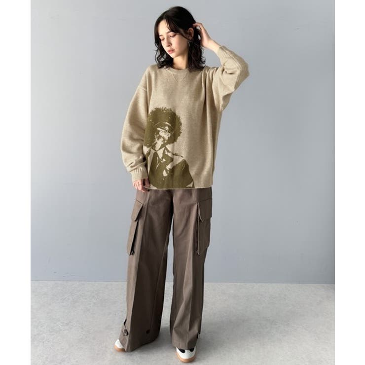 大胆なグラフィックが存在感をプラス。人柄シルエットプリントニット