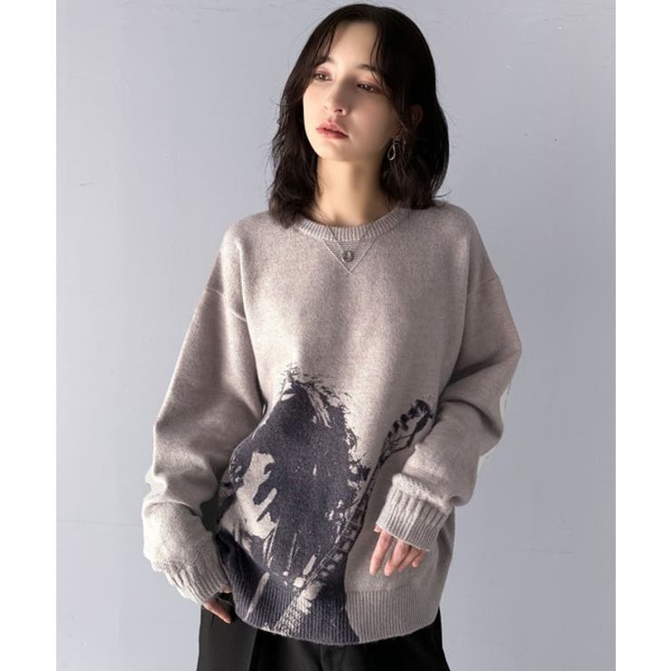 大胆なグラフィックが存在感をプラス。人柄シルエットプリントニット