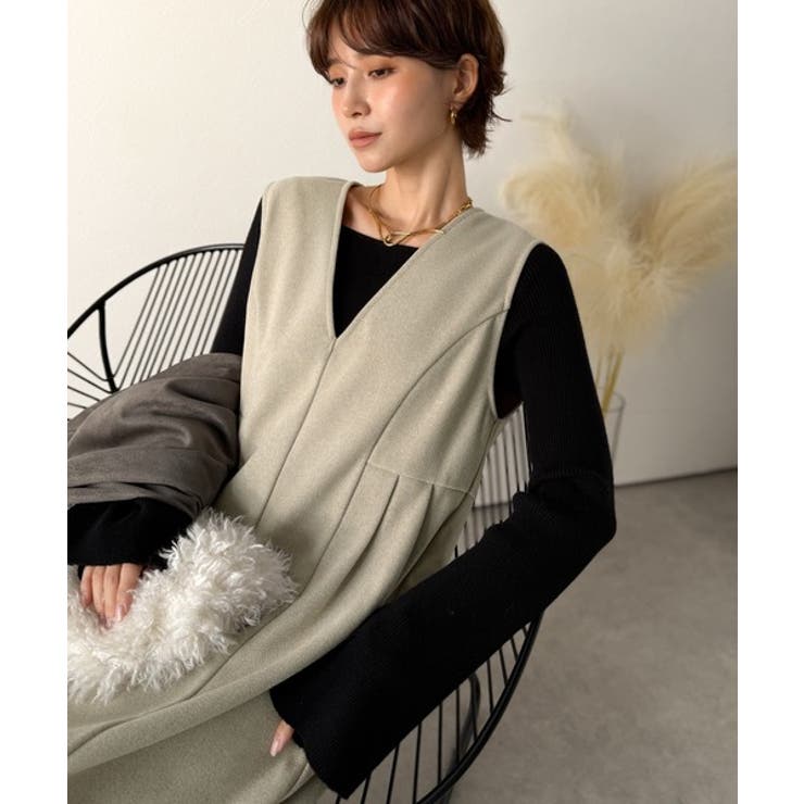 ベージュ | 一枚で決まる、凛とした美しさ。Vネックウエストタックワンピース | Classical Elf 