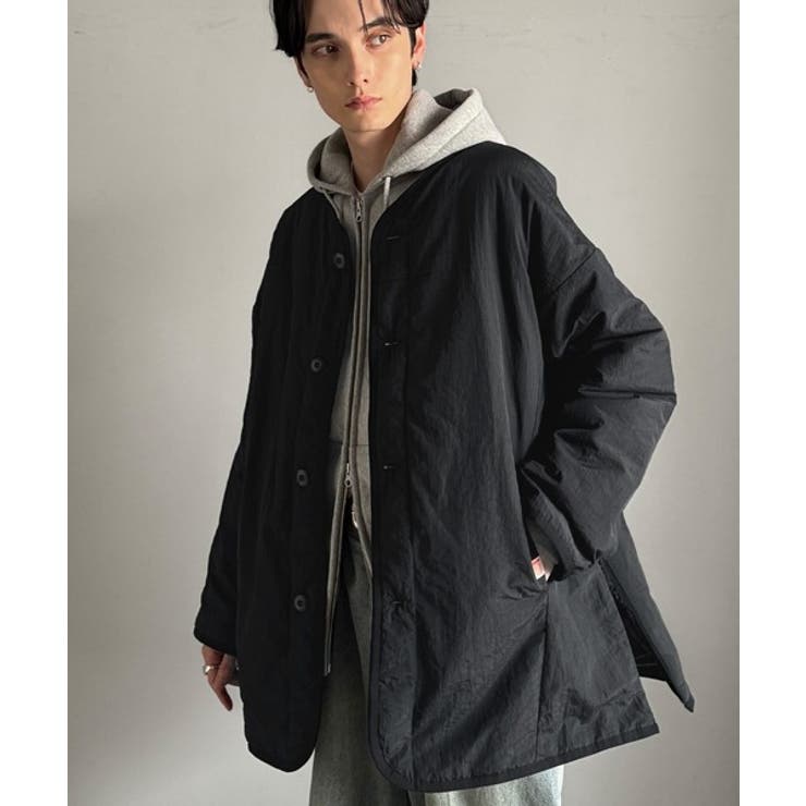 今っぽいけどシンプルにキマる。ノーカラーサイドファスナー中綿