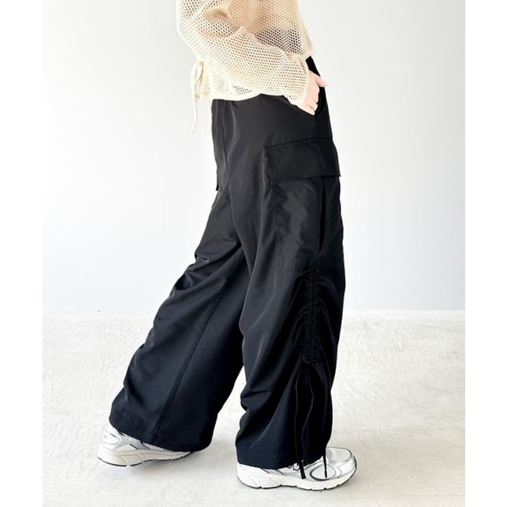 大人のボリュームボトムス。ナイロン裾シャーリングワイドカーゴパンツ