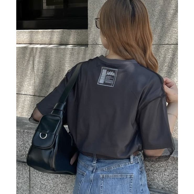 1枚でレイヤードが完成。チュールレイヤードバックプリントT