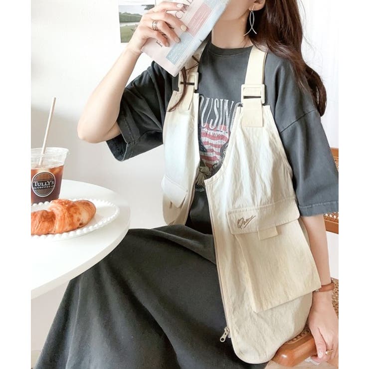 垢抜けた大人のアウトドスタイル。太ストラップ立体ポケット