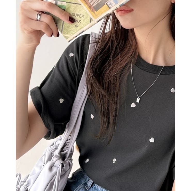 春夏のカジュアルに、大人の“可愛い”をプラス。ミニハート刺繍T