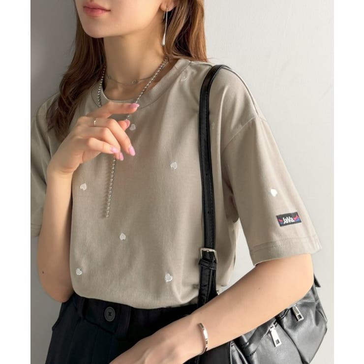 春夏のカジュアルに、大人の“可愛い”をプラス。ミニハート刺繍Tシャツ