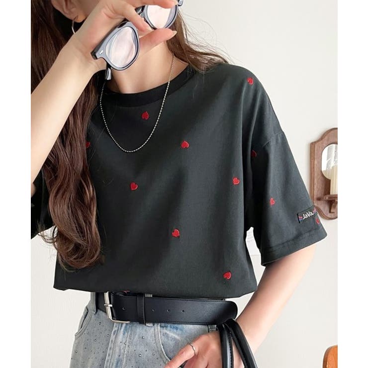 春夏のカジュアルに、大人の“可愛い”をプラス。ミニハート刺繍Tシャツ