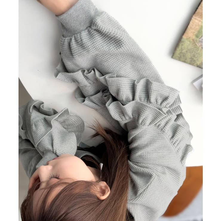 グレー | 《JaVaジャバコラボ》袖からときめく、大人のカジュアル。袖フリルワッフルプルオ… | Classical Elf 