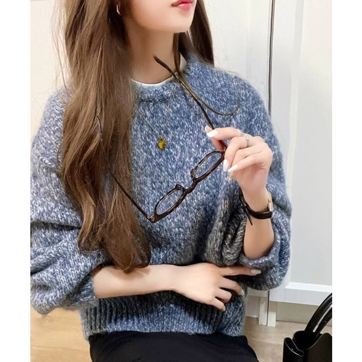 柔らかな印象の大人ニット。ミックスカラーロールネックニットプル