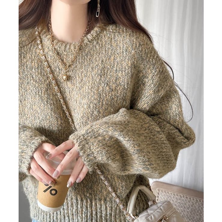 柔らかな印象の大人ニット。ミックスカラーロールネックニットプル  