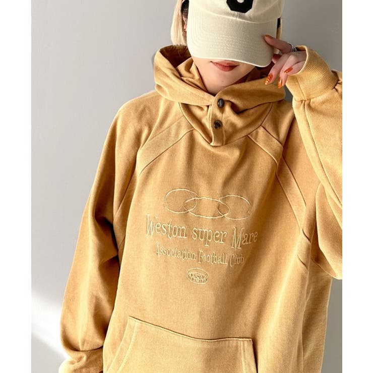 モカベージュ | 個性が際立つアートな一着！ヴィンテージ風フットボールデザインピグメントパーカー | Classical Elf 