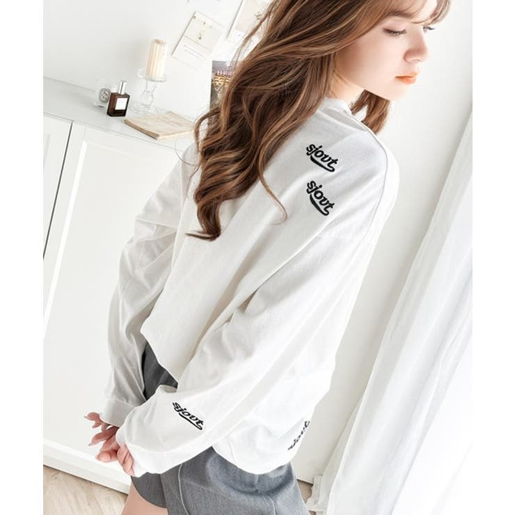 散りばめられたロゴ刺繍がトレンド感満載。コットン100%長袖プル