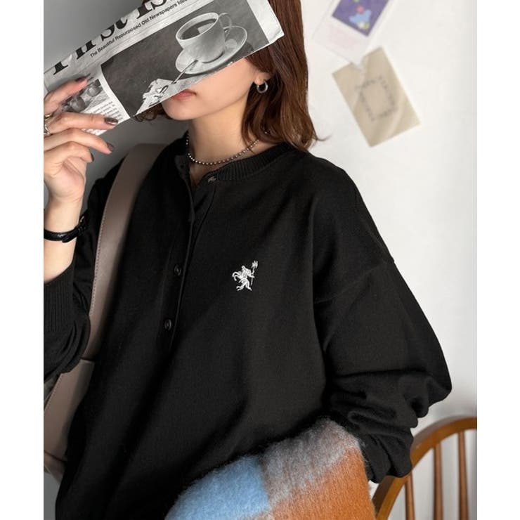 ブラック×オフホワイト | 顔周りスッキリ&胸元刺繍で映える♪配色刺繍ヘンリーネックニット | Classical Elf 