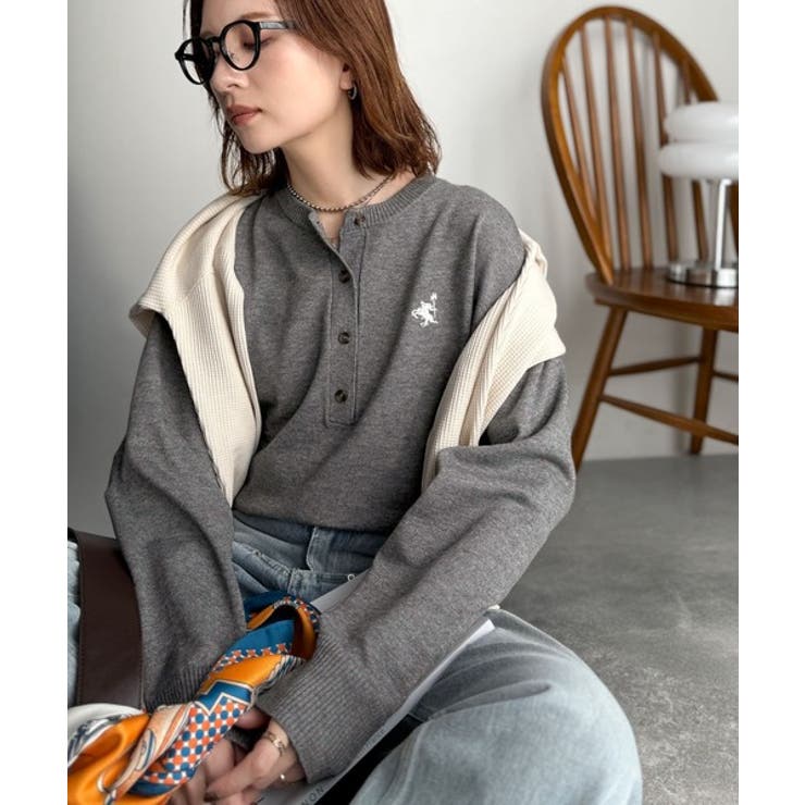 チャコール×オフホワイト | 顔周りスッキリ&胸元刺繍で映える♪配色刺繍ヘンリーネックニット | Classical Elf 