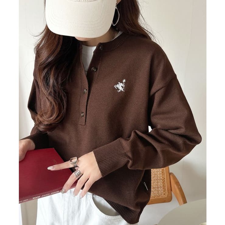 ブラウン | 顔周りスッキリ&胸元刺繍で映える♪配色刺繍ヘンリーネックニット | Classical Elf 