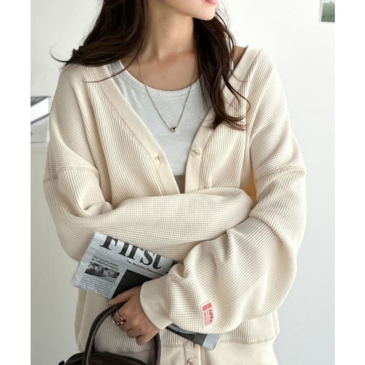 アイボリー | ラフで上品な大人のゆるカジュアル。配色ステッチVネックワッフルカーディガン | Classical Elf 