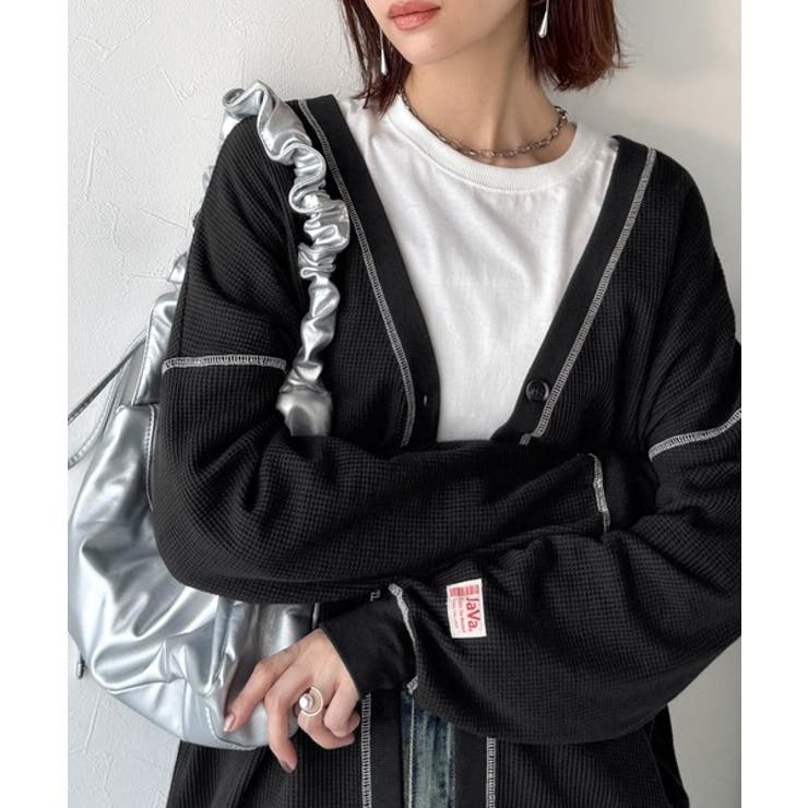 ブラック | ラフで上品な大人のゆるカジュアル。配色ステッチVネックワッフルカーディガン | Classical Elf 