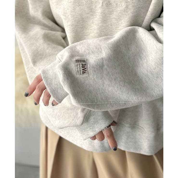 微配色刺繍の上品ロゴデザイン。刺繍カレッジロゴ裏起毛スウェット