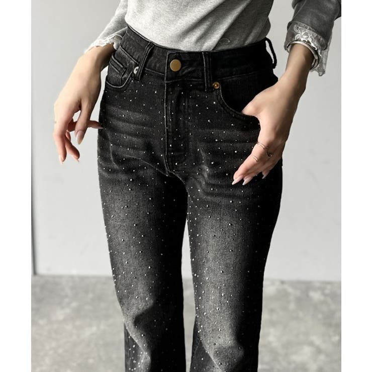 動くたび、キラキラ輝くビジューストーンが主役。ヴィンテージライク