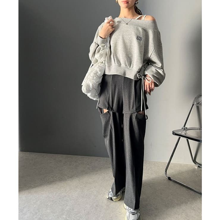 大人肌見せヘルシースタイル。サイドレースアップ胸刺繍オフショルダー