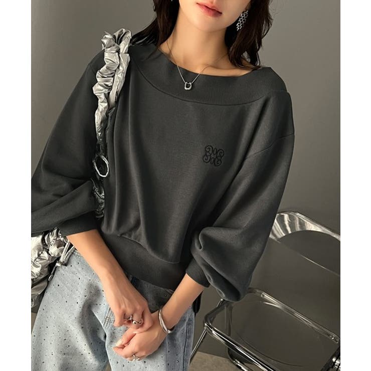 大人肌見せヘルシースタイル。サイドレースアップ胸刺繍オフショルダー