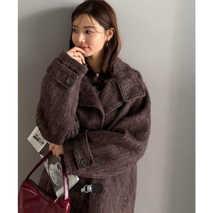 大人の冬を格上げする主役アウター。フェザーシャギーバックル使い