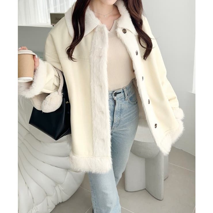 甘さと気品で冬を楽しむ。ファー切り替えスウェードライクコート[品番