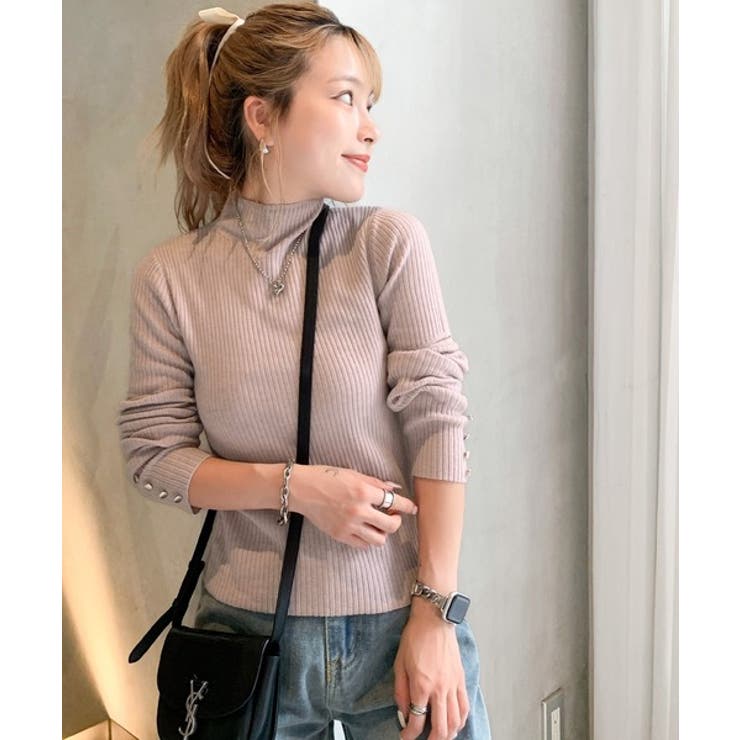 ニットで作る綺麗めカジュアル。袖スリット＆ボタン使いハイネック