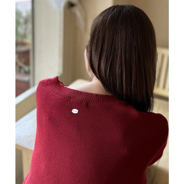 ゆるっと可愛げ、ふわっと存在感。リボンフェザーコード刺繍ニット