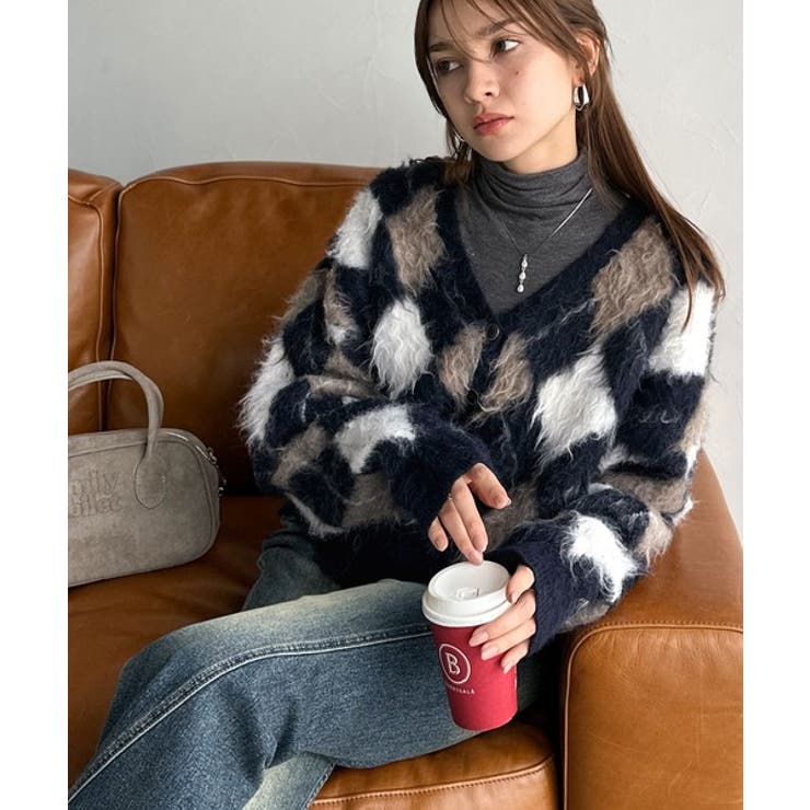 柄で魅せる。季節感漂う、主役級のアーガイル柄Vニットカーディガン